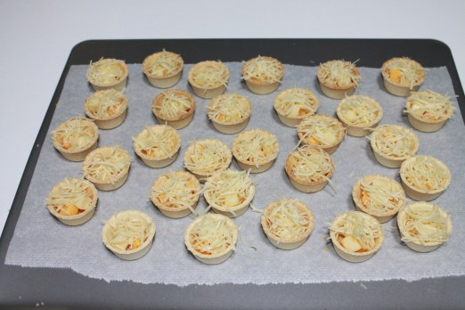 canastillas de tres quesos con mermelada de pimientos rojos